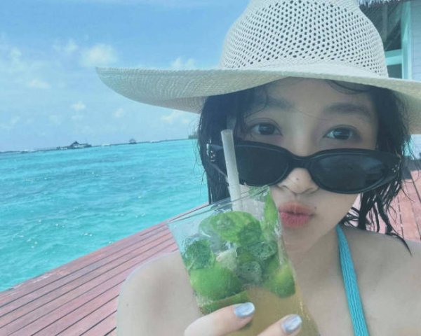华星配资 关晓彤INS更新海边度假美照 穿性感泳衣秀曲线身材